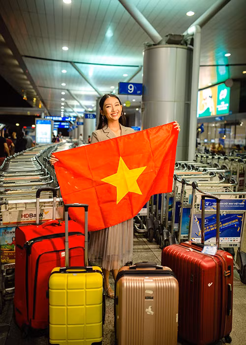 Trước đó, Thanh Khoa đã mang theo gần 80kg hành lý tham dự cuộc thi Hoa hậu Sinh viên Thế giới 2019.