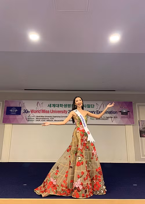 Thanh Khoa sở hữu gương mặt đậm chất Á Đông cùng số đo 3 vòng 82-64-92.