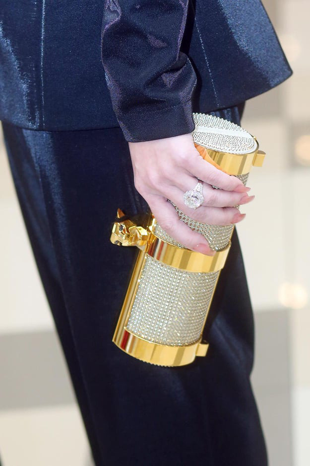 Nhưng đáng chú ý nhất chính là chiếc nhẫn kim cương "siêu to khổng lồ" mà danh hài Việt Hương sử dụng. Được biết nhẫn đính kim cương 8 carat có thiết kế mặt tròn cổ điển với giá trị ước tính khoảng 5,5 tỷ đồng.