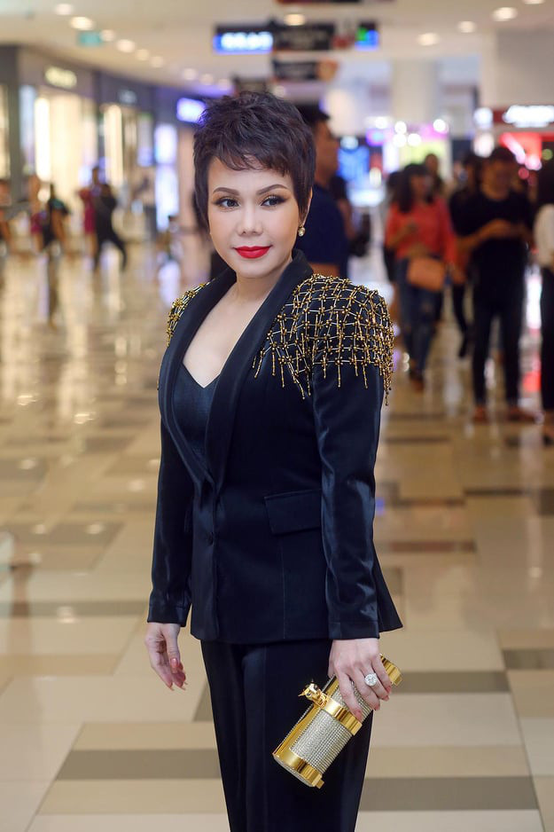 Tham dự sự kiện, Việt Hương chọn diện bộ suit bằng vải nhung sang trọng. Vẫn là thiết kế suit đứng dáng thông thường nhưng trang phục được đính kết các chi tiết vàng cầu kỳ. Được biết đây là trang phục cô đặt làm riêng có giá khoảng 23 triệu đồng.