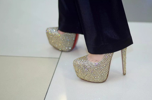 Theo nữ nghệ sĩ tiết lộ, clutch của cô đến từ thương hiệu Stark có giá khoảng hơn 3000 USD (khoảng 75 triệu đồng)... Cô đi đôi giày của thương hiệu Louboutin có giá khoảng gần 7.000 USD (khoảng 160 triệu đồng).