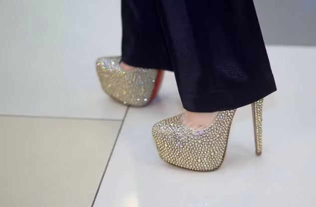 Theo nữ nghệ sĩ tiết lộ, clutch của cô đến từ thương hiệu Stark có giá khoảng hơn 3000 USD (khoảng 75 triệu đồng)... Cô đi đôi giày của thương hiệu Louboutin có giá khoảng gần 7.000 USD (khoảng 160 triệu đồng).