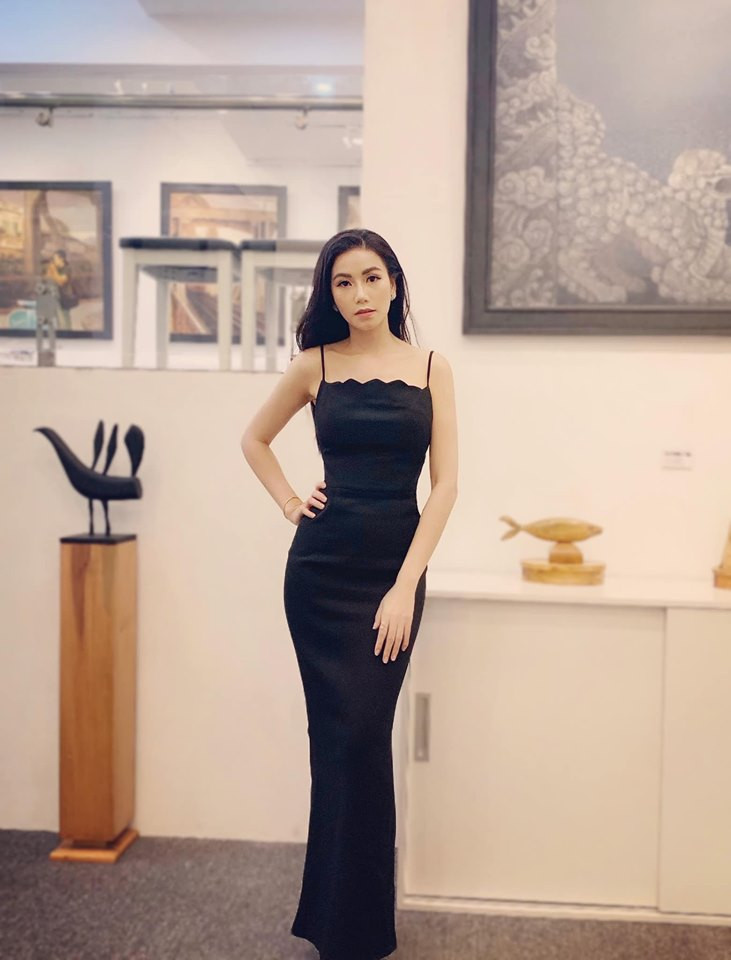 Nữ diễn viên phô diễn vóc dáng gợi cảm trong trang phục bó sát.