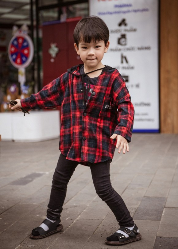 Ca sĩ Thu Thủy rất thích thú mỗi khi cả gia đình cùng nhau ra ngoài dạo phố, đi ăn uống, và việc chọn lựa trang phục cho cả nhà mỗi khi ra đường là niềm đam mê lớn với nữ ca sĩ, lúc nào cùng phải cùng tone với nhau.