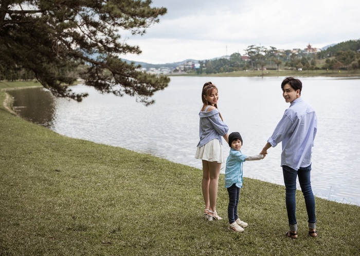 "Thủy cảm thấy may mắn vì mình còn gia đình nhỏ, bố mẹ, anh chị, gia đình chồng và những người bạn bè thật sự luôn an ủi động viên mình trong giai đoạn khó khăn nhất. Chính những tình cảm đó càng khiến Thủy càng trân quý hơn những người bên cạnh. Hoạn nạn mới gặp chân tình!....