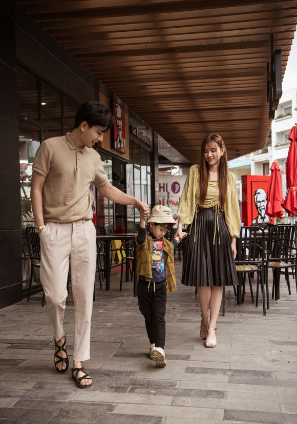 Cô nói thêm không chỉ riêng cô mà ông xã Kin Nguyễn cũng như bé Henry cũng thích thú khi được mặc đồ giống bố mẹ.