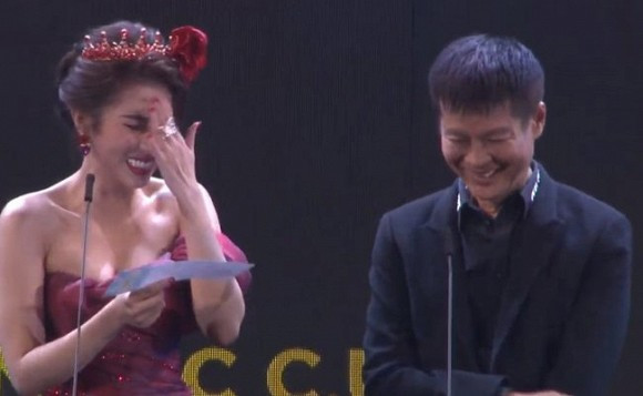 Tại sự kiện, Dương Yến Nhung và đạo diễn Lê Hoàng được mời lên sân khấu để công bố giải thưởng. Trong lúc xướng tên người thắng cuộc là quay phim Cường Nguyễn Ngọc C.U, nàng hậu đã đọc từ cuối thành bộ phận nhạy cảm của đàn ông.