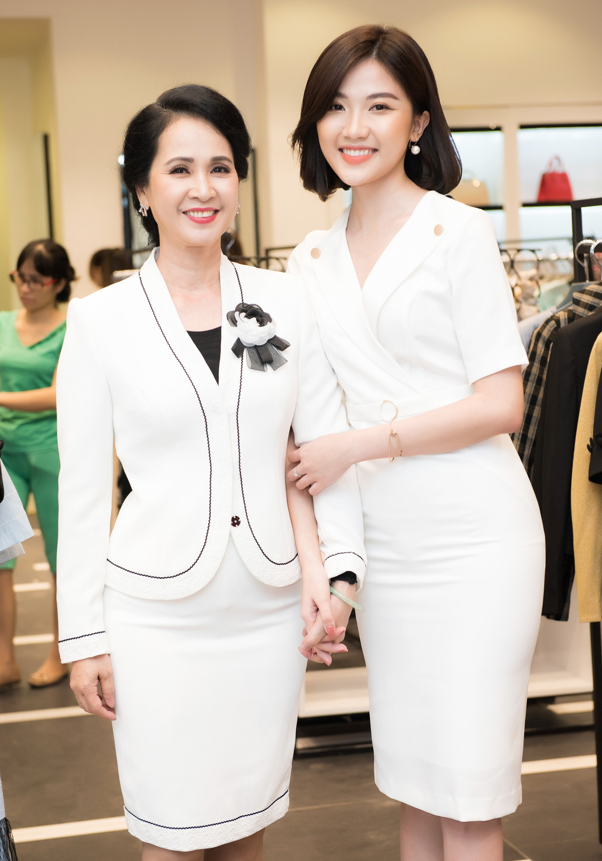 Diễn viên Lương Thanh xinh xắn nhẹ nhàng chụp ảnh tại sự kiện cùng "mẹ chồng" Lan Hương. Nữ diễn viên trẻ chia sẻ, NSND Lan Hương là người mà cô học hỏi được rất nhiều khi theo đuổi nghiệp diễn.