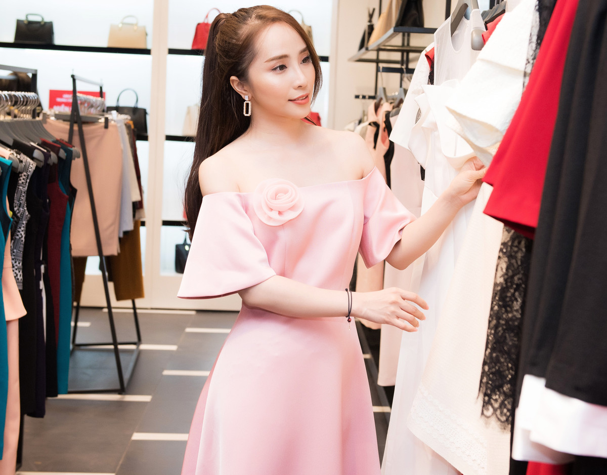 “Ra Hà Nội lần này tôi chỉ kịp về nhà thăm bố mẹ khoảng 3 giờ đồng hồ. Mẹ tôi buồn vì tôi có quá ít thời gian ở nhà. Gần một tháng qua bà không biết con gái gầy béo thế nào, ăn uống có đầy đủ không hay chỉ mải mê làm việc. Hết tháng 10 khi phim mới đóng máy, tôi sẽ bù đắp cho bố mẹ và ở bên họ nhiều hơn”, Quỳnh Nga chia sẻ tại sự kiện.