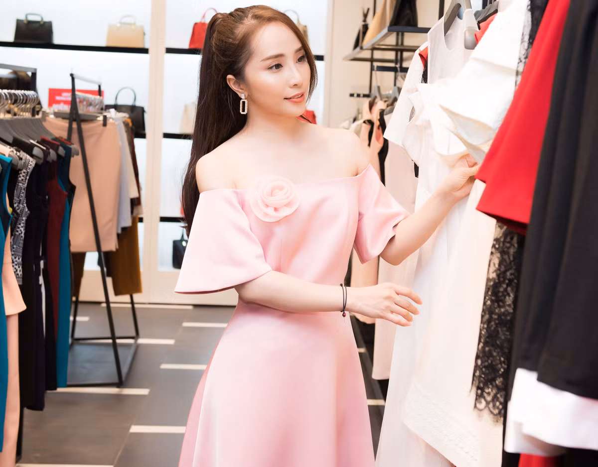 “Ra Hà Nội lần này tôi chỉ kịp về nhà thăm bố mẹ khoảng 3 giờ đồng hồ. Mẹ tôi buồn vì tôi có quá ít thời gian ở nhà. Gần một tháng qua bà không biết con gái gầy béo thế nào, ăn uống có đầy đủ không hay chỉ mải mê làm việc. Hết tháng 10 khi phim mới đóng máy, tôi sẽ bù đắp cho bố mẹ và ở bên họ nhiều hơn”, Quỳnh Nga chia sẻ tại sự kiện.