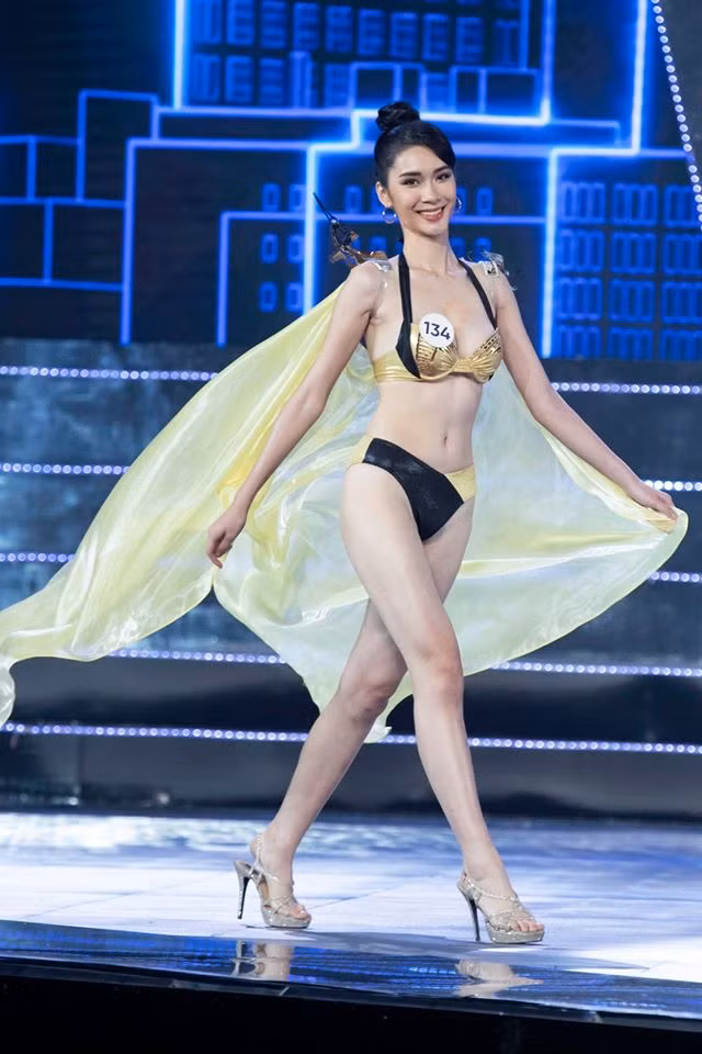 Thí sinh Lương Ý Như đoạt giải Người đẹp thân thiện tại Hoa hậu Hoàn vũ Việt Nam.