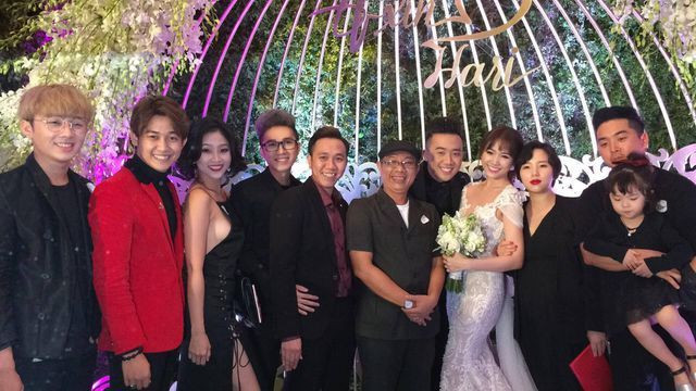 Với lễ cưới của Trấn Thành - Hari Won, khách mời bắt buộc phải mang theo thiệp mới được vào cửa. Đồng thời cặp đôi cũng yêu cầu khách mời không dẫn theo bạn bè, con cái, tránh để lộ những hình ảnh của tiệc cưới ra bên ngoài. Vì lễ cưới diễn ra cận kề dịp Noel nên cặp đôi đã chọn tông màu đỏ, đen là màu sắc trang phục cho các khách mời tới dự.