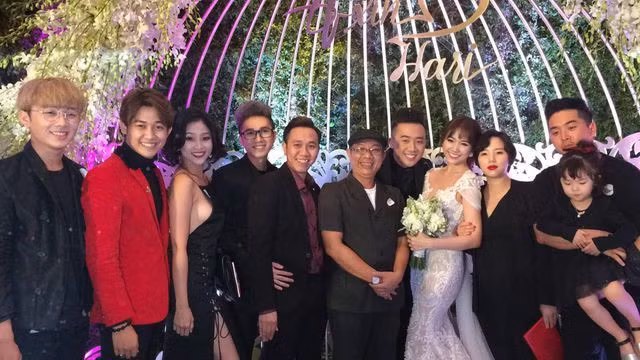 Với lễ cưới của Trấn Thành - Hari Won, khách mời bắt buộc phải mang theo thiệp mới được vào cửa. Đồng thời cặp đôi cũng yêu cầu khách mời không dẫn theo bạn bè, con cái, tránh để lộ những hình ảnh của tiệc cưới ra bên ngoài. Vì lễ cưới diễn ra cận kề dịp Noel nên cặp đôi đã chọn tông màu đỏ, đen là màu sắc trang phục cho các khách mời tới dự.