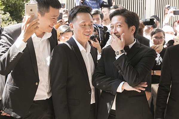 Vì những quy định này mà hai nghệ sĩ Xuân Nghị và Anh Đức suýt nữa không được dự lễ cưới của người anh em thân thiết vì... quên thiệp. Tuy nhiên, gia đình Trường Giang đã lường trước sự việc này và chuẩn bị sẵn một số thiệp trắng cùng đội ngũ đón tiếp những khách quên đem thiệp.