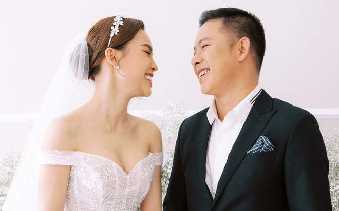 Mới đây, tiệc cưới của ca sĩ Giang Hồng Ngọc cũng có những quy định về an ninh và đối tượng khách mời. Cặp đôi ghi rõ trên thiệp mời rằng họ sẽ không phục vụ trẻ em tại buổi tiệc. Ngoài ra các khách mời tham dự cũng sẽ mặc trang phục màu trắng, màu nude và xanh đen.