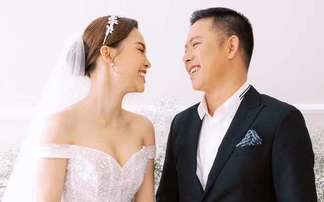 Mới đây, tiệc cưới của ca sĩ Giang Hồng Ngọc cũng có những quy định về an ninh và đối tượng khách mời. Cặp đôi ghi rõ trên thiệp mời rằng họ sẽ không phục vụ trẻ em tại buổi tiệc. Ngoài ra các khách mời tham dự cũng sẽ mặc trang phục màu trắng, màu nude và xanh đen.