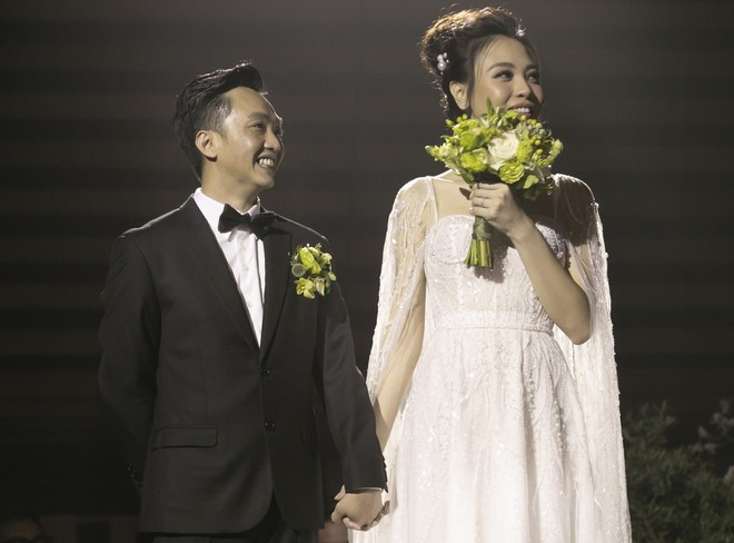 Tương tự, trong thiệp cưới của doanh nhân Cường Đô La và người đẹp Đàm Thu Trang cũng ghi một số yêu cầu như hạn chế sử dụng đồ công nghệ và không đón trẻ em dưới 5 tuổi. Lý do cũng là bởi cặp đôi muốn đảm bảo sự trang trọng và an ninh cho buổi lễ.