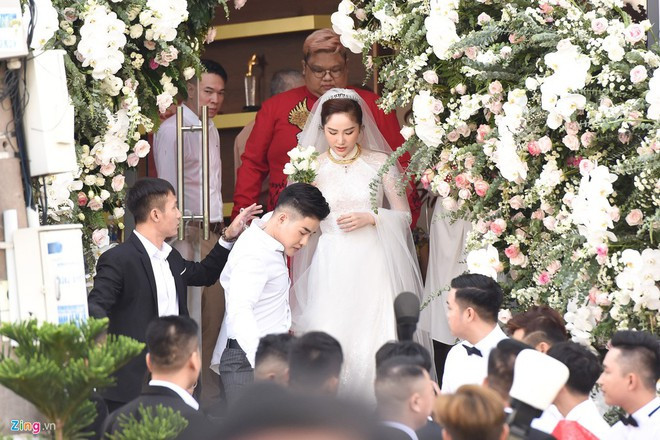 Bao Thy deo ca ta vong vang, nhan kim cuong trong le cuoi-Hinh-3