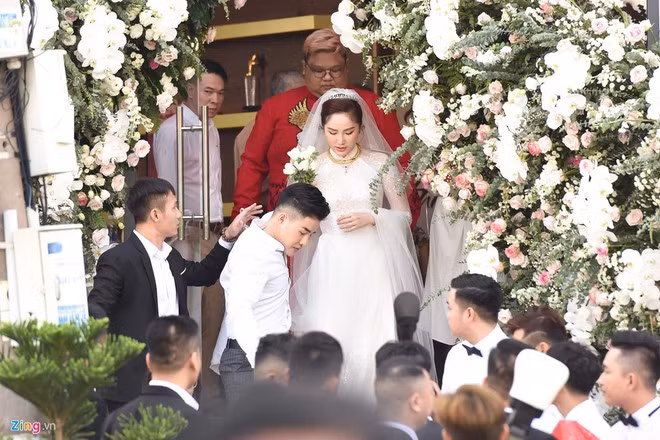 Bao Thy deo ca ta vong vang, nhan kim cuong trong le cuoi-Hinh-3