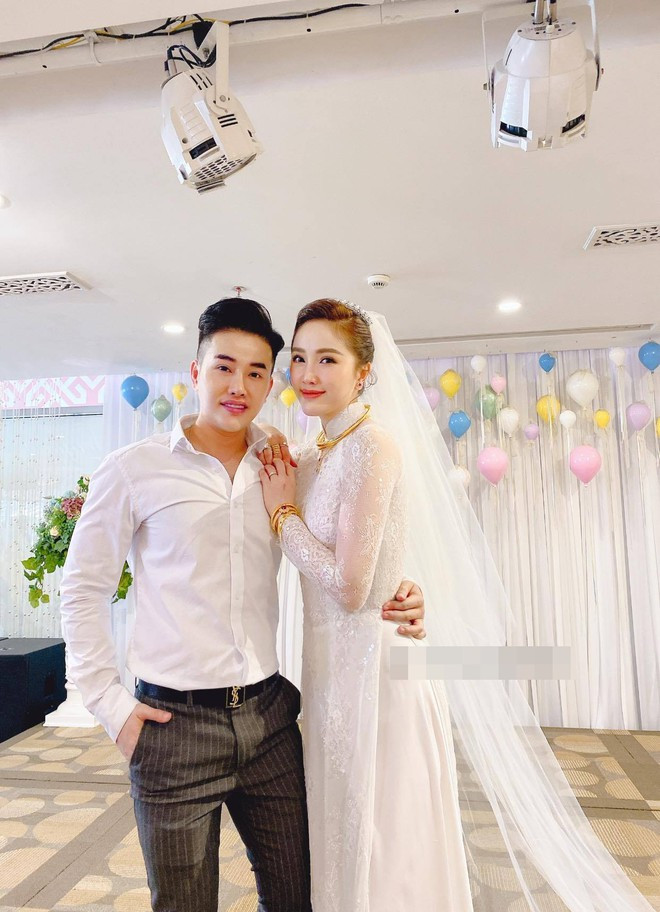 Bao Thy deo ca ta vong vang, nhan kim cuong trong le cuoi