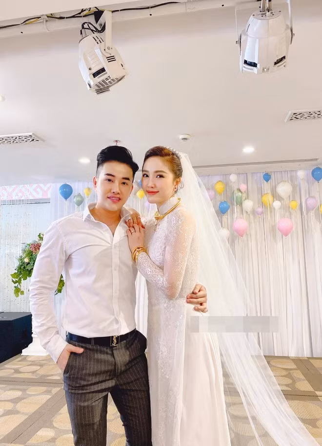 Bao Thy deo ca ta vong vang, nhan kim cuong trong le cuoi