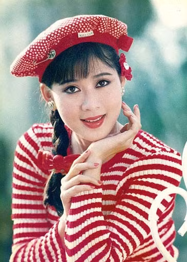 Cô sở hữu khuôn mặt thanh tú, đôi mắt sáng và làn da trắng hồng. Vẻ đẹp đài các, sang trọng của Diễm Hương nhận được sự mến mộ của hàng triệu khán giả thời đó. Nữ diễn viên nhanh chóng lọt vào mắt xanh của nhiều nhiếp ảnh gia nổi tiếng.