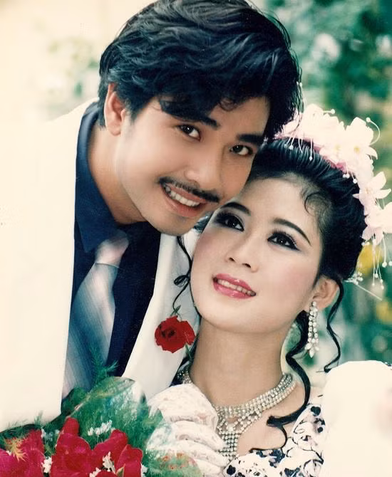 Cô và tài tử Lý Hùng từng là "cặp đôi màn ảnh" đẹp nhất của điện ảnh Việt giai đoạn đó. Ngoài đời, nữ diễn viên là người kín tiếng. Cô hiếm khi chia sẻ chuyện tình cảm trước truyền thông và khán giả.