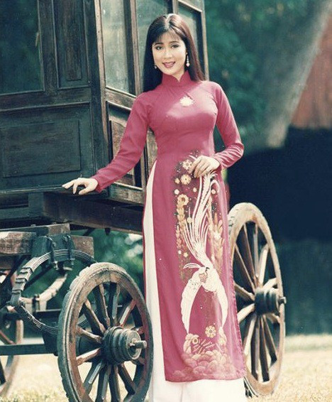 Cô được đồng nghiệp nhận xét là người thân thiện, vui vẻ và chịu khó với nghiệp diễn.