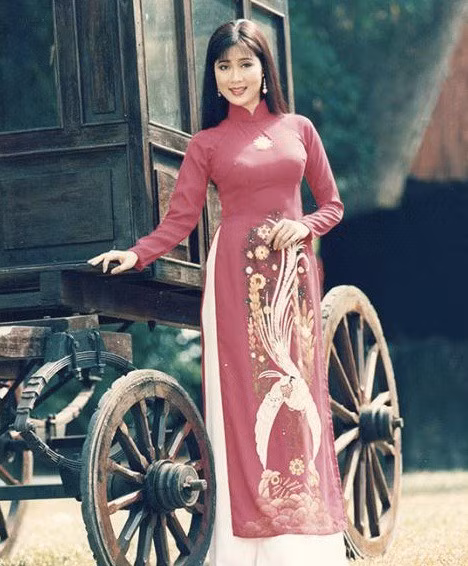 Cô được đồng nghiệp nhận xét là người thân thiện, vui vẻ và chịu khó với nghiệp diễn.