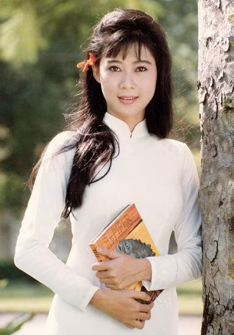 Hình ảnh của cô xuất hiện trên tấm lịch treo tường, bìa sổ lưu bút, pano, băng rôn...của nhiều gia đình Việt Nam.