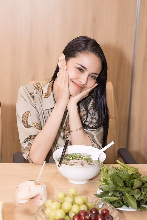 Cô cũng hào hứng khi ăn món phở.