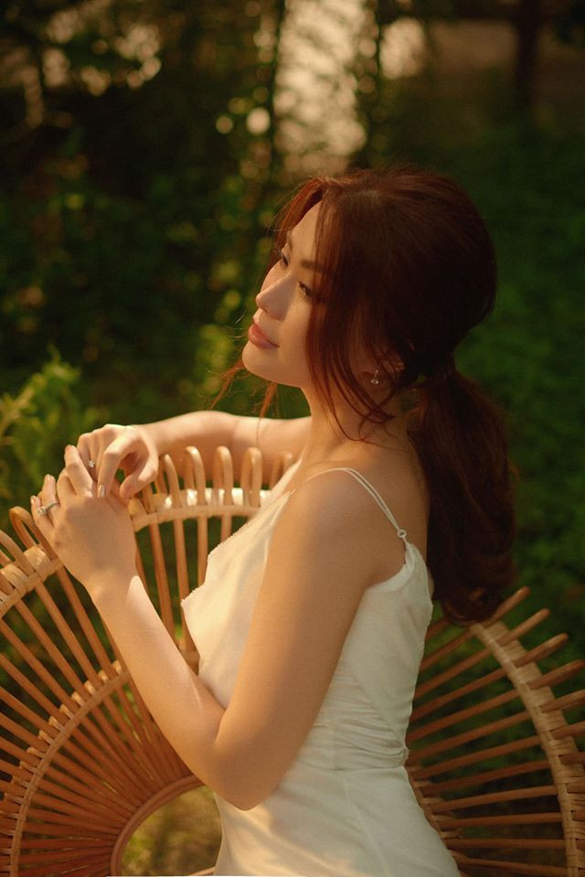 Chia sẻ về thiên chức làm mẹ, Diễm Trang bày tỏ: "Từ những ngày đầu ngô nghê, vụng về, nay làm mẹ công chúa đã được hơn 3 năm mình thấy mình chững chạc hẳn. Trong khi mẹ tưởng chừng là người dạy cho con về tất cả mọi điều mới mẻ của thế giới này, thì con là người dạy cho mẹ về ý nghĩa của cuộc sống".