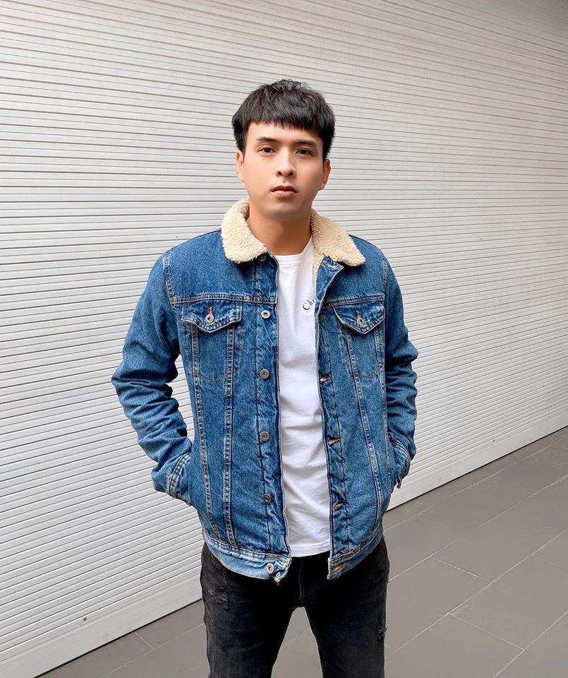 "Lúc nào khách cần hay các cô gái cần khách thì mình sẽ là người trực tiếp làm môi giới, điều phối cho cả hai bên. Làm nghề đó khiến mình tiếp xúc với con gái nhiều, làm quen họ, cặp kè họ, thích cô đó, buộc chủ phải tạo điều kiện mới chịu xếp lịch", Hồ Quang Hiếu chia sẻ về thời làm quản lý quán karaoke.