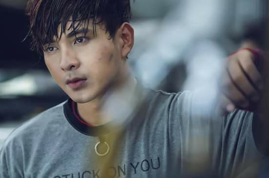 "Mình nghỉ học, chôm tiền của mẹ đi chơi, rủ rê các bạn qua một ngôi nhà bỏ hoang để đánh bài, ở lại đó. Khi hết tiền thì đứng ở cổng trường chặn tiền mấy đứa học trò, đứa nào cũng phải nộp, thậm chí mình còn đi vào những bãi hoang vắng rình mấy đôi đang hẹn hò để trấn lột tiền đi mua gạo, mua đồ ăn, cà phê...", Hồ Quang Hiếu chia sẻ trong tự truyện.