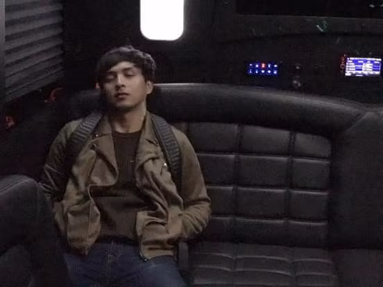 Trong tự truyện của Hồ Quang Hiếu có nhiều thông tin gây sốc. Nam ca sĩ bỏ học năm 16 tuổi, từng chìm trong những nghề anh tự nhận là dưới đáy của xã hội và không tử tế.