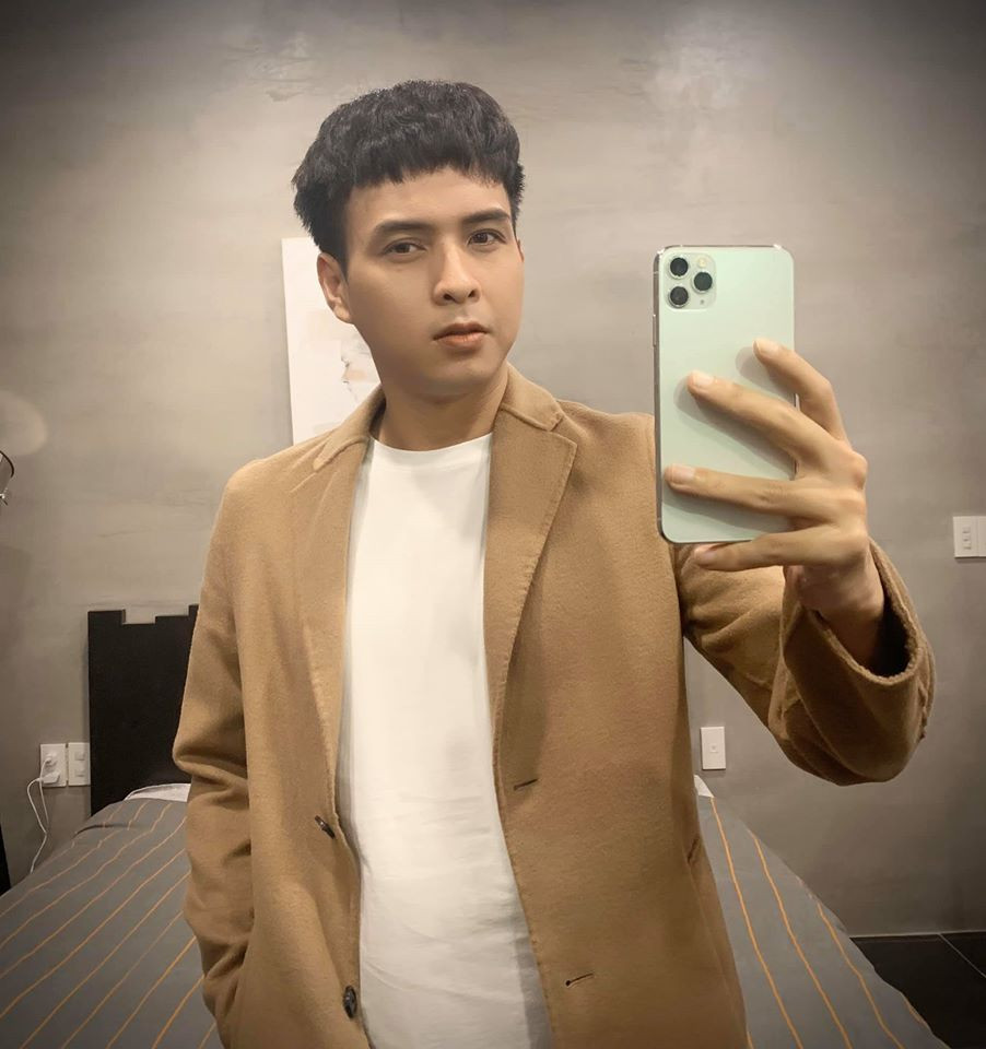 "Nhiều phòng karaoke liên hệ với nhiều đầu mối đưa gái vào, thích cô nào thì gọi bên đó, cô đó có đẹp không, có thích không. Rồi mình phải được tán tỉnh, sàm sỡ các cô ấy thì mới điều phối cho khách", nam ca sĩ bày tỏ.