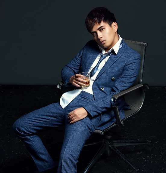 Trước ồn ào bị tố, Hồ Quang Hiếu từng có quá khứ bất hảo. Thời nổi loạn của Hồ Quang Hiếu được chính nam ca sĩ tiết lộ trong tự truyện "Đổi thay".