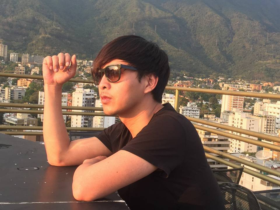 Có thời gian Hồ Quang Hiếu từng đi bụi cả tháng trời. Chưa kết, giọng ca "Con bướm xuân" tiết lộ từng làm công việc điều phối "gái bia ôm".