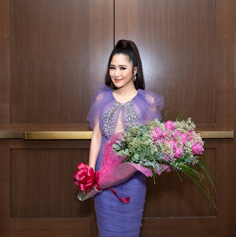 Có một sự cố đáng tiếc trong lúc đi mua hoa, Hương Tràm đã gặp tai nạn nhưng may mắn xe chỉ bị hư hỏng nhẹ. Nữ ca sĩ vẫn an toàn để tiếp tục di chuyển tới liveshow của Lệ Quyên.