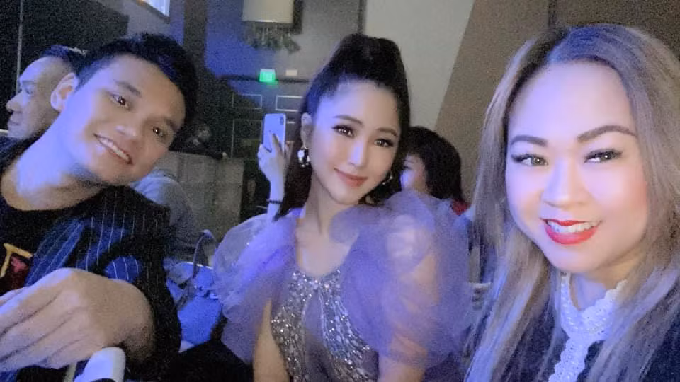 "Đẳng cấp là nhất thời phong độ là mãi mãi của một giọng hát vượt thời gian", Hương Tràm ngợi khen giọng hát của Lệ Quyên.