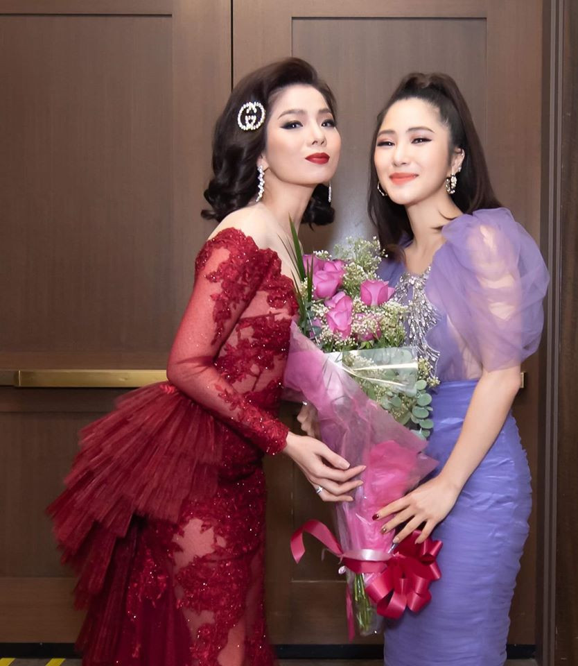 Nữ ca sĩ đã lái xe hơn 3 tiếng đồng hồ đi mua hoa đến tặng "nữ hoàng phòng trà".