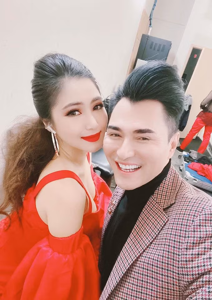 Hương Tràm hiện tạm rời showbiz để hoàn thành ước mơ du học ở Mỹ. Tuy vậy, thi thoảng cô vẫn nhận show để thỏa mãn đam mê ca hát.