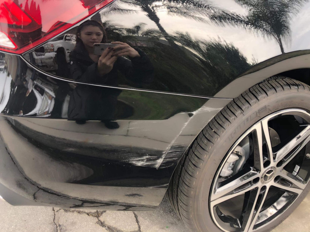 Trước thông tin Hương Tràm bị đụng xe, nhiều khán giả đã không khỏi lo lắng cho nữ ca sĩ. Tuy nhiên, giọng ca "Em gái mưa" trấn an fan vụ va chạm nhẹ nên cô vẫn ổn. Hình ảnh chiếc xe của Hương Tràm bị trầy xước sau vụ va chạm.