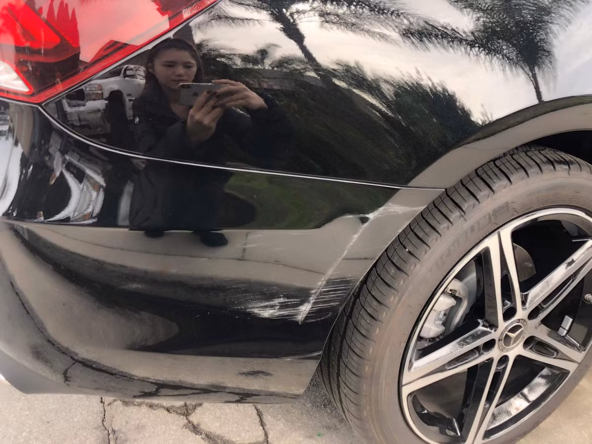 Trước thông tin Hương Tràm bị đụng xe, nhiều khán giả đã không khỏi lo lắng cho nữ ca sĩ. Tuy nhiên, giọng ca "Em gái mưa" trấn an fan vụ va chạm nhẹ nên cô vẫn ổn. Hình ảnh chiếc xe của Hương Tràm bị trầy xước sau vụ va chạm.