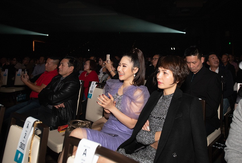 Hương Tràm có mặt dưới hàng ghế khán giả ủng hộ tinh thần Lệ Quyên.