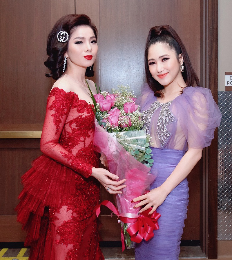 Mới đây ca sĩ Lệ Quyên đã có show diễn tại Mỹ. Luôn xem Lệ Quyên là thần tượng lớn, thế nên khi biết đàn chị có liveshow, Hương Tràm đã đến ủng hộ Lệ Quyên.