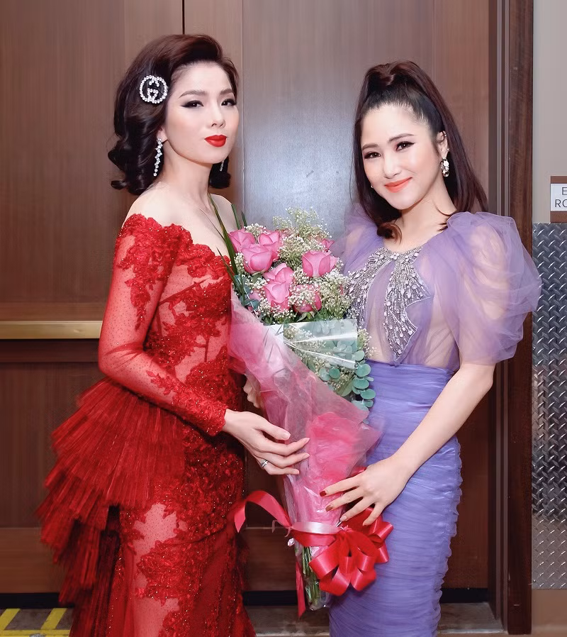 Mới đây ca sĩ Lệ Quyên đã có show diễn tại Mỹ. Luôn xem Lệ Quyên là thần tượng lớn, thế nên khi biết đàn chị có liveshow, Hương Tràm đã đến ủng hộ Lệ Quyên.