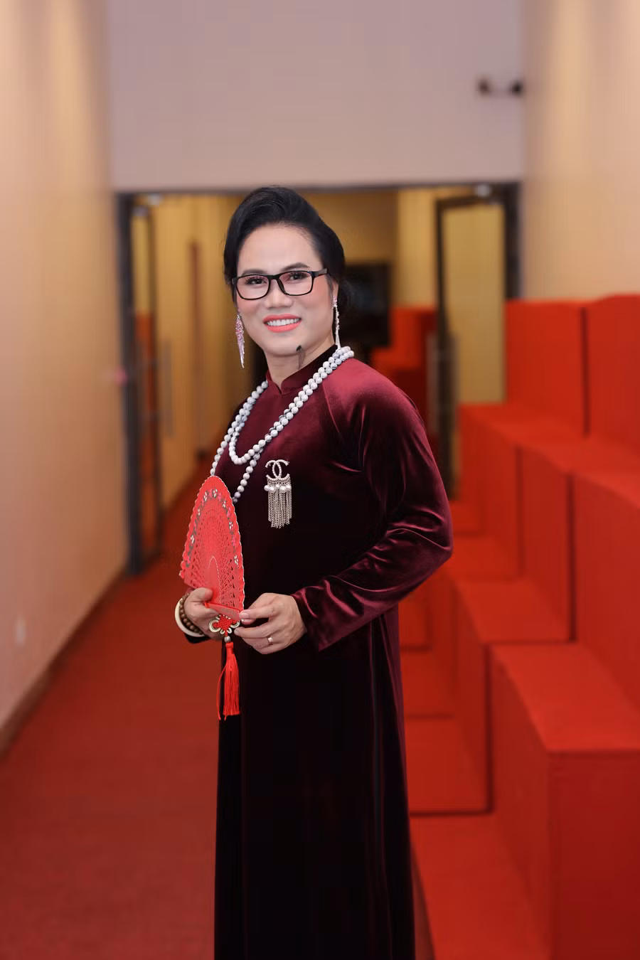 Vuong Rau gia gai xinh ngoan muc nhung kieu ngoi qua ba dao!