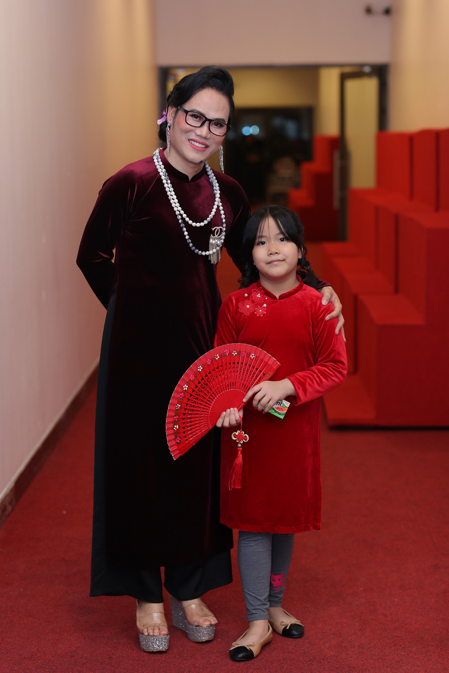 Nghệ sĩ Vượng Râu bên con gái đầu lòng.