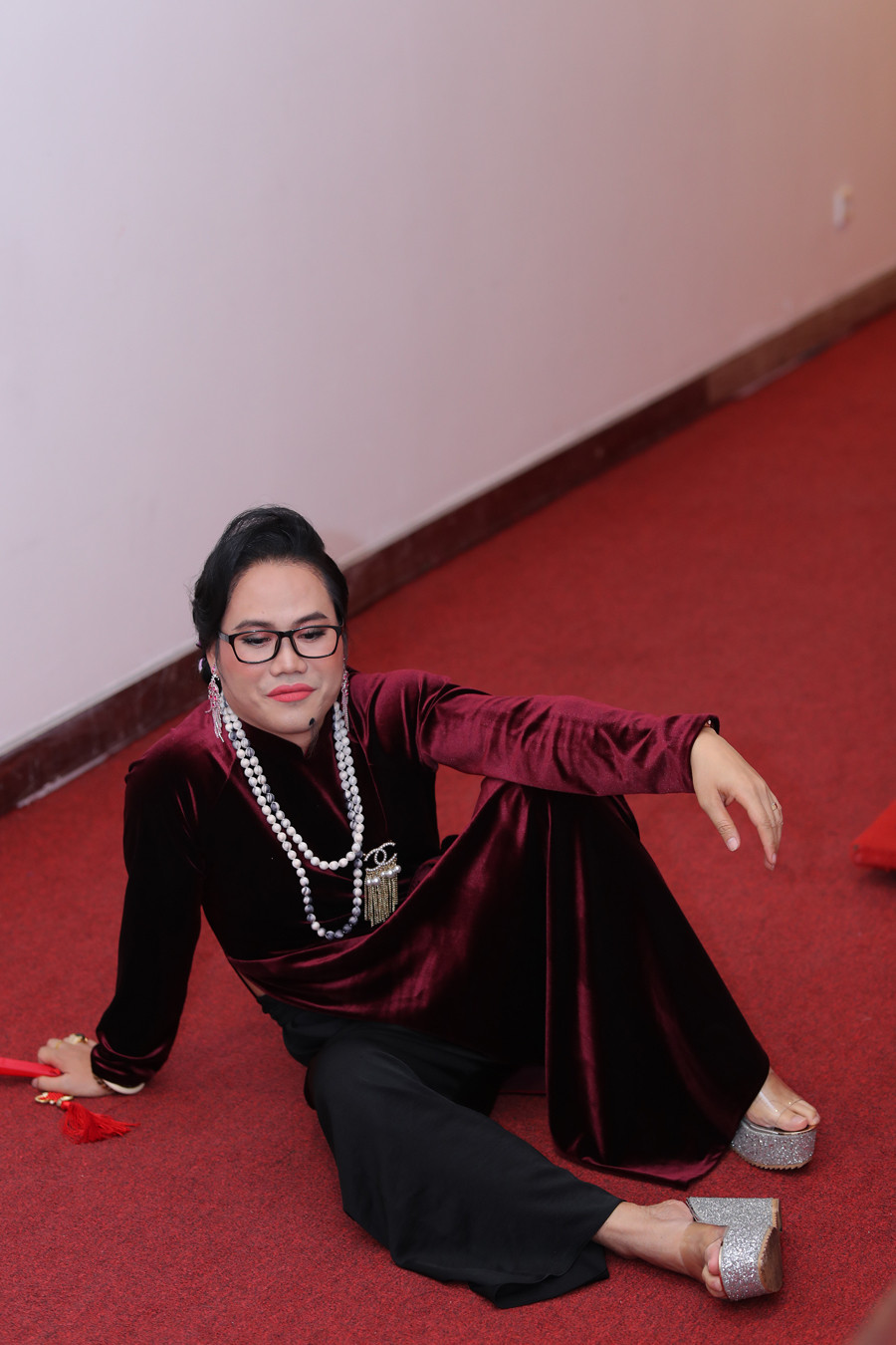 Phút ngẫu hứng, Vượng Râu đã có dáng ngồi vô cùng bá đạo khi mặc áo dài.